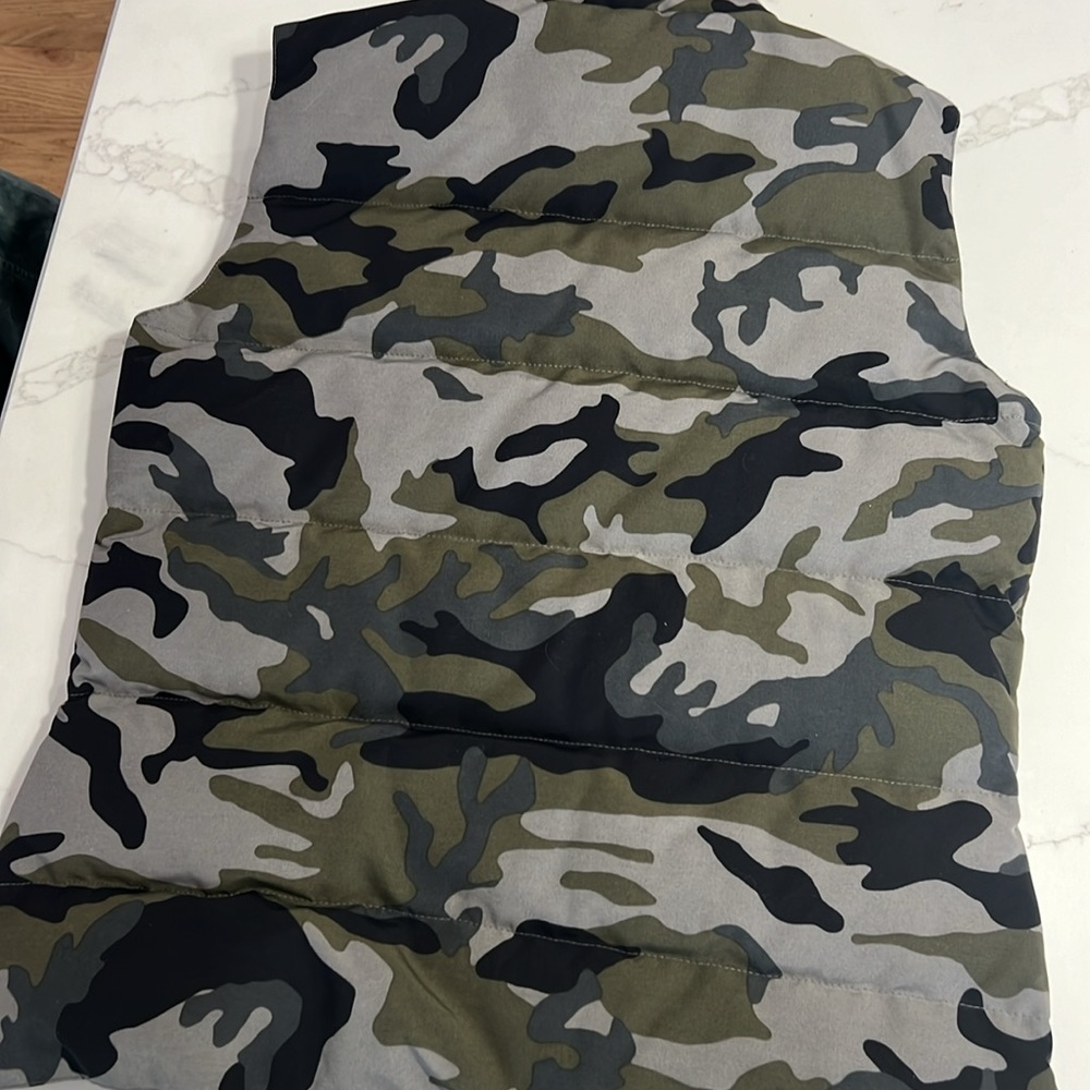 Canada Goose: Freestyle Vest Print Heritage in Classic Camo Coastal Grey - Picture 10 of 14